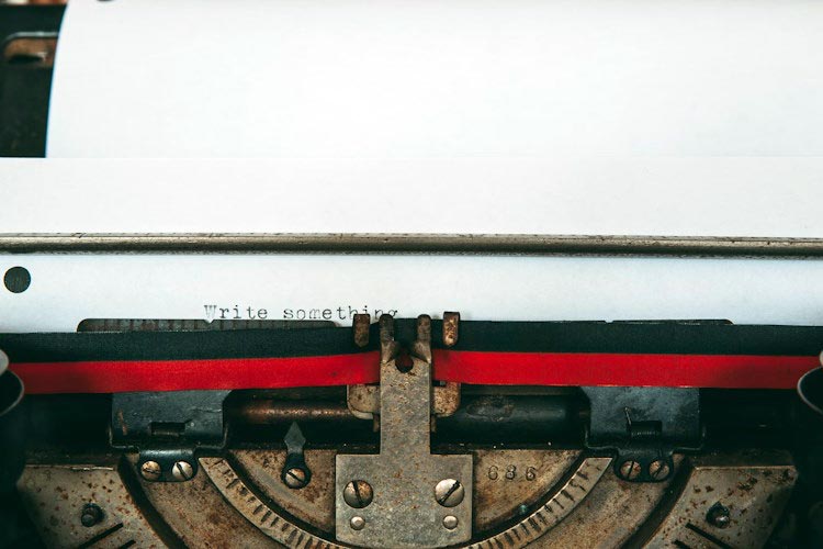 machine à écrire avec “write something” écrit dessus